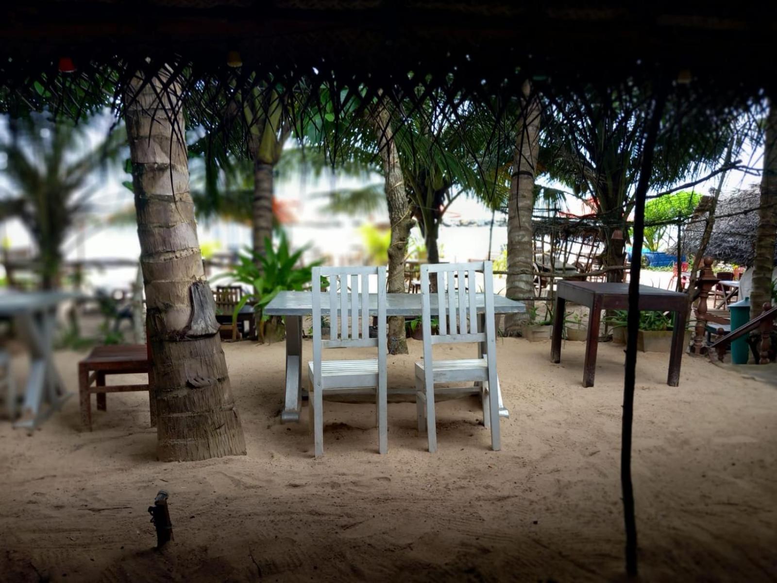 Blue Horizon Beach Hotel Tangalle Exterior photo